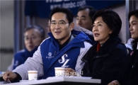 [포토]홍라희 여사와 야구장 찾은 이재용 부회장