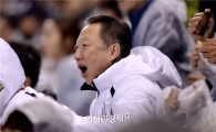 [포토]일반 관중석에서 응원하는 박용만 두산그룹 회장