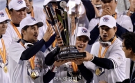 [포토]우승 트로피 들어올리는 두산 베어스