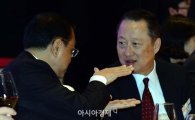 [포토]대화 나누는 리커창 中 총리-박용만 두산 회장