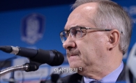 [포토]축구대표팀 명단 발표하는 슈틸리케 감독