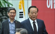 [포토]김무성 대표 지나치는 서청원 의원