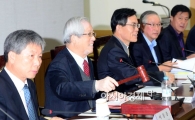 [포토]의사봉 두드리는 송위섭 노동시장구조개선특위 위원장