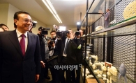 [포토]리커창 中 총리, 본인 조각상에 함박웃음