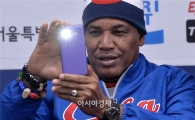 [포토]휴대폰 사진 찍는 빅토르 메사 쿠바 대표팀 감독