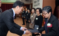[포토]이창우 동작구청장, 유공 구민 표창