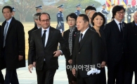 [포토]현충원 나서는 프랑수아 올랑드 대통령