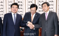 [포토]손 맞잡은 여야 원내대표
