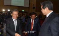 [포토]인사하는 김무성·문재인 대표