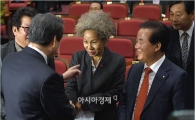 [포토]인사하는 김무성·인순이