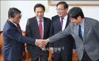 [포토]"선거구 획정 논의, 잘 해봅시다"