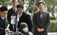 [포토]이재현 회장, 휠체어 타고 법원 출두