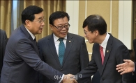 [포토]인사하는 김정훈 의장·김경훈 차관