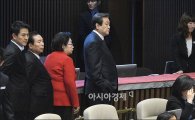 [포토]투표 기다리는 김무성 대표
