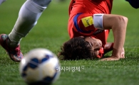 [포토]기성용, '넘어져도 시선은 공을 향해'