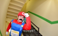 [포토]이색 복장으로 계단 오르기