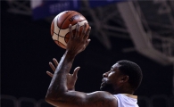 [포토]골밑슛 하는 KCC 포웰