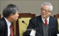 [포토]송위섭 위원장, 경영자측과 은밀한 대화