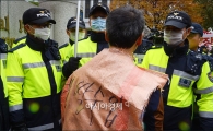 [포토]농민 막아서는 경찰들