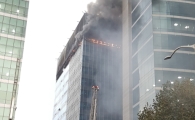 [포토]테헤란로 인근 빌딩 고층서 큰 불…진화 작업중