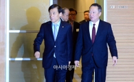 [포토]미소 지으며 입장하는 이주열-박용만