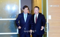 [포토]대화 나누며 입장하는 이주열-박용만