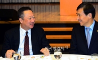 [포토]대화하는 이주열-박용만