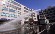 [포토]물 내뿜는 살수차