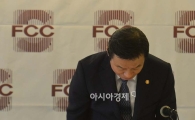 [포토]고개 숙여 인사하는 박인용 장관 