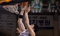 [포토]골밑슛 시도하는 삼성 김준일