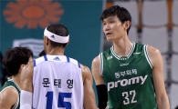 [포토]문태영-김주성, '경기 중 오해는 풀고 가야지'