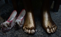 [포토]비에 젖은 소녀의 발과 꽃신 