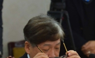 [포토]안경 고쳐쓰는 정진엽 보건복지부 장관 