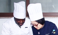 '김치 사랑’ 광주대 욤비 교수, ‘사랑의 김치 나누기’