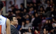 [포토]유도훈 감독, '조명이 말썽이네'
