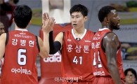 [포토]오세근, '홈 12연승 보인다'