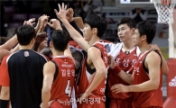 [포토]오세근, '홈 12연승 하이파이브'