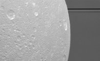 [스페이스]큼직한 얼음달…토성의 디오네