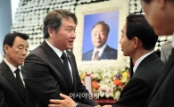 [포토]김현철씨 위로하는 최태원 SK회장 