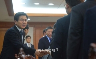 [포토]참석자들과 악수하는 황교안 국무총리 