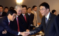 [포토]인사 나누는 강호인 국토교통부 장관