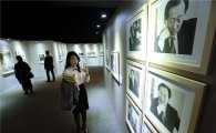 [포토]현대百, '아산 정주영 탄생 100주년 기념 사진전' 진행