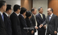 [포토]인사하는 한정화 중기청장·권선주 기업은행장