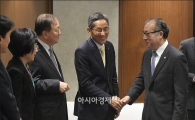 [포토]시중은행장 만나는 한정화 중기청장
