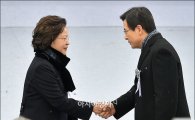 [포토]총리와 인사하는 권양숙 여사