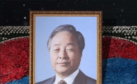 [포토]손명순 여사, 아들 은철, 현철씨 헌화