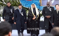 [포토]헌화 마친 외교사절단