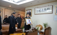 [포토]자신의 집에 들어선 김영삼 전 대통령 