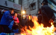 [포토]'추위 녹이는 시장 상인들