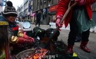 [포토]'성큼 찾아온 추위....드럼통 난로'